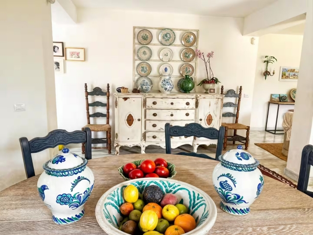 Sala de estar con mesa