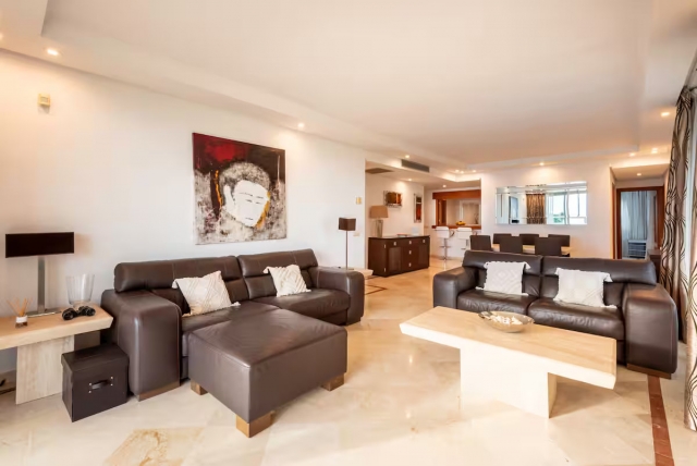 Sala amplia con sillones 