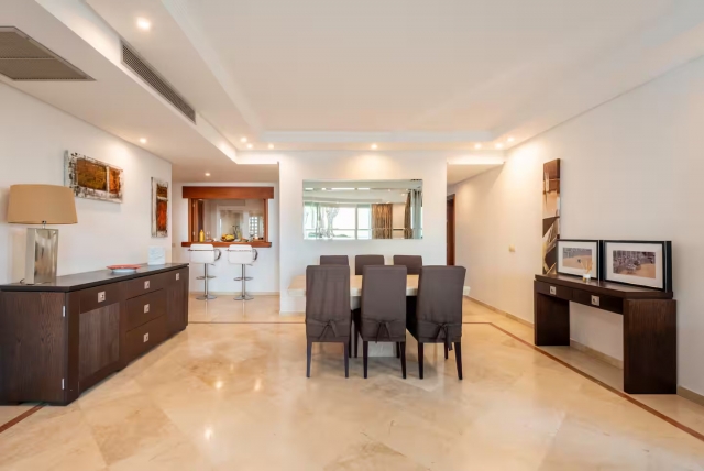 Sala de estar con mesa