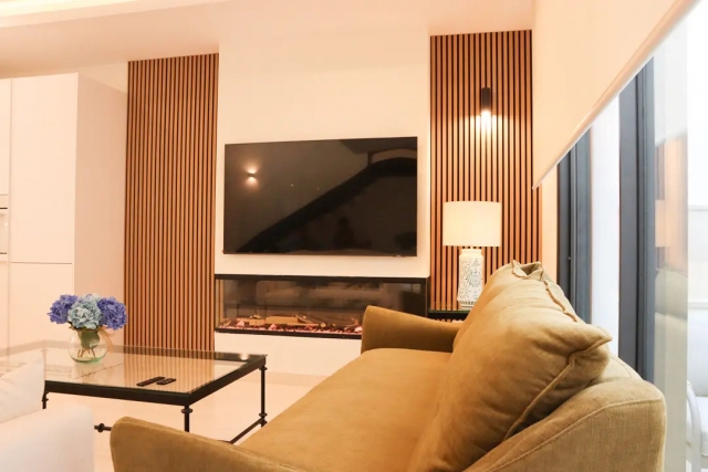 Sala amplia con la chimenea