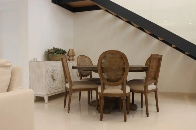 Sala de estar con mesa