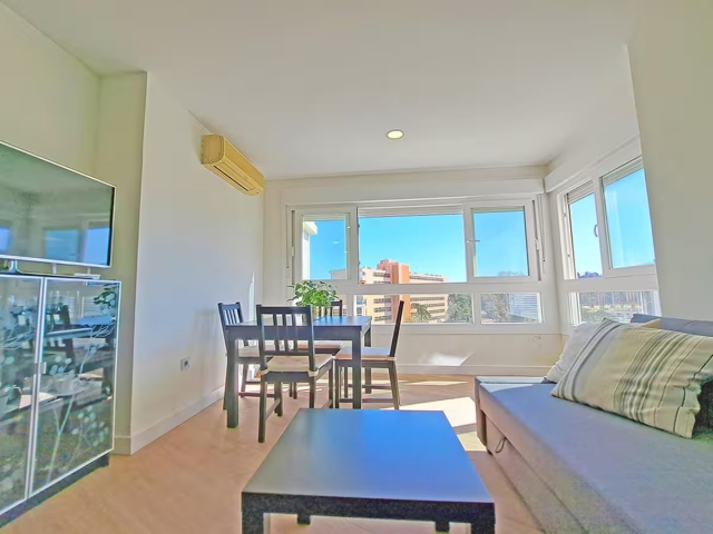 Sala amplia con vistas