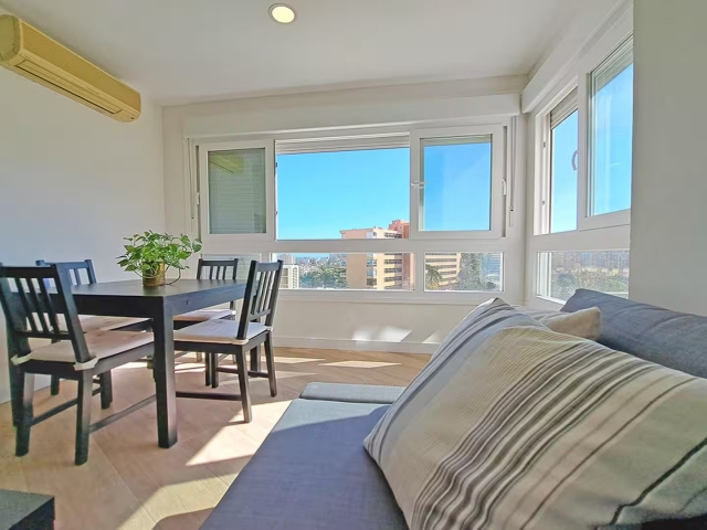 Sala amplia con vistas