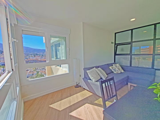 Sala amplia y sofa en L 