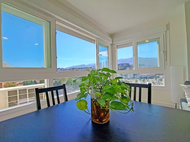 Sala de estar con mesa