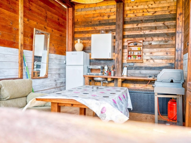 Cocina amplia con mesa