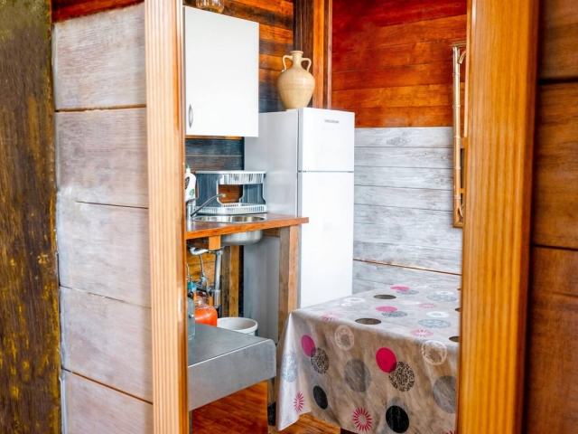 Cocina y mesa puesta