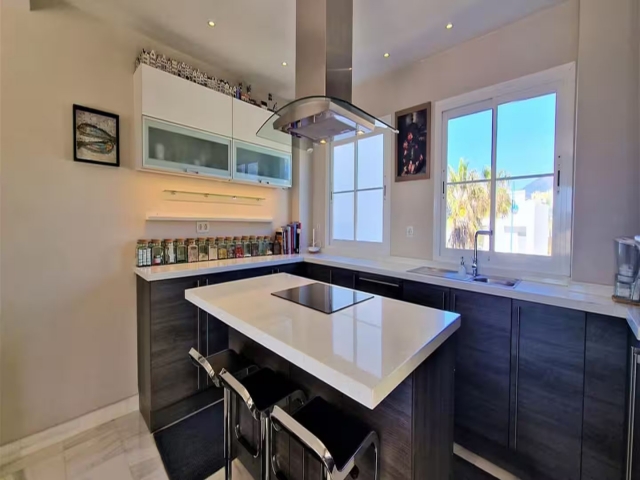 Cocina con isla en el centro