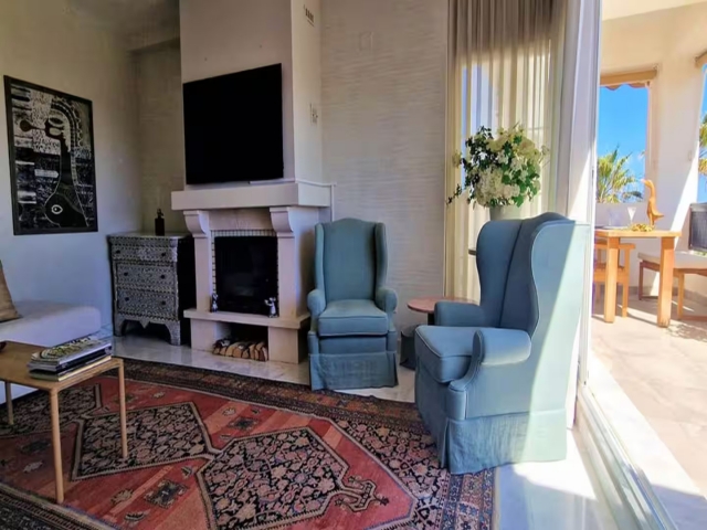 Sala amplia con chimenea 