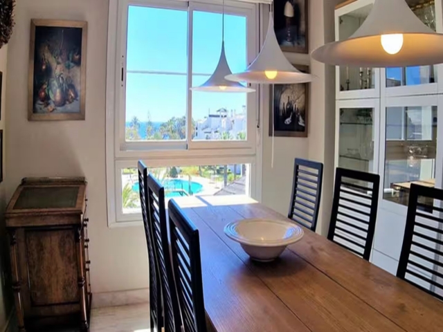 Sala de estar con mesa