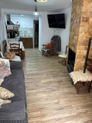 Sala con chimenea y tele