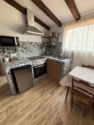 Cocina amplia con mesa