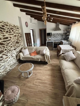 Sala amplia con la cocina 