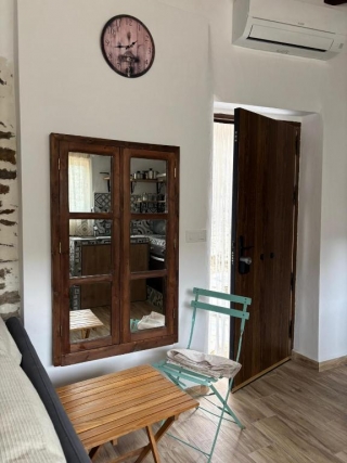 Sala de estar con mesa 