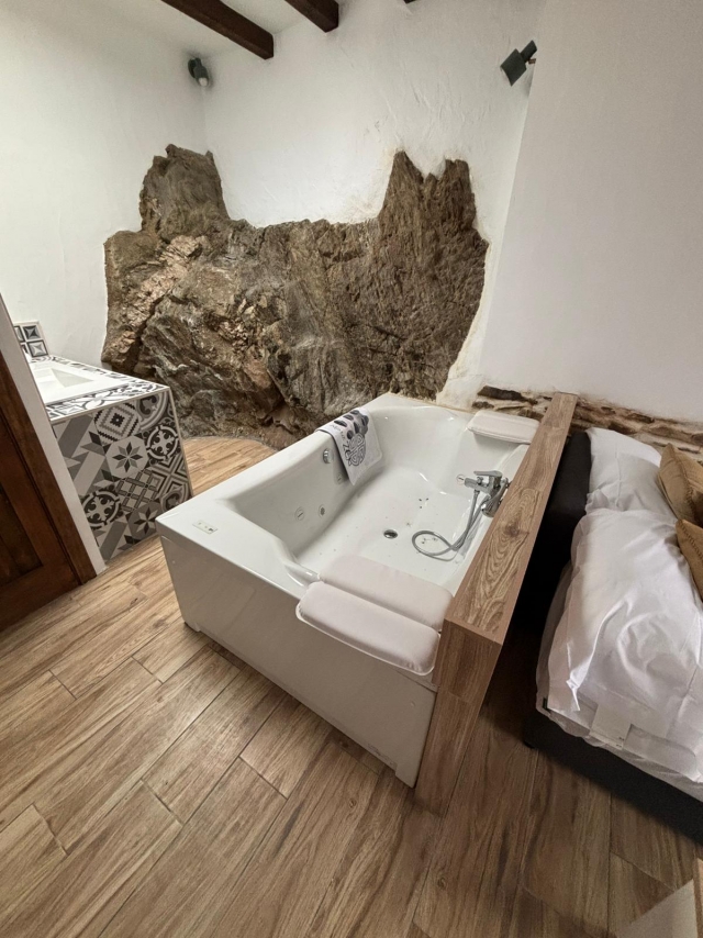 Dormitorio con jacuzzi