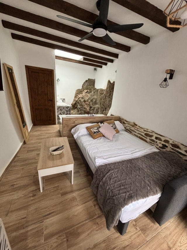 Dormitorio amplio con mesa