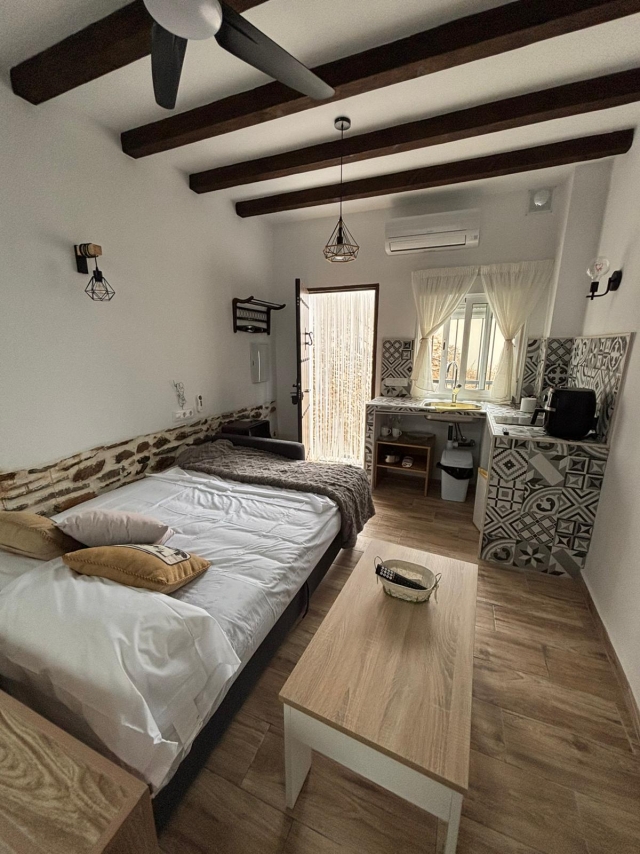 Dormitorio amplio y cocina