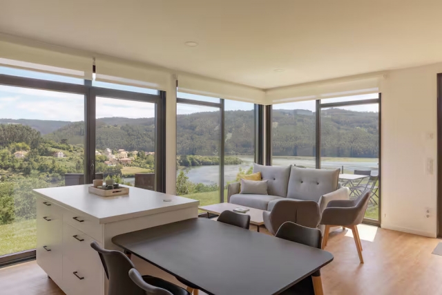 Sala amplia acristalada