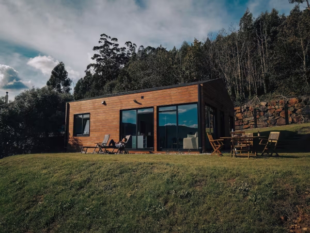 Acceso a la casa de madera