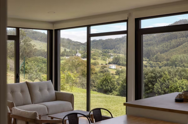 Sala amplia con vistas 