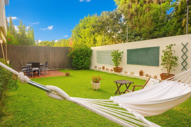 Amplio jardin con mesa