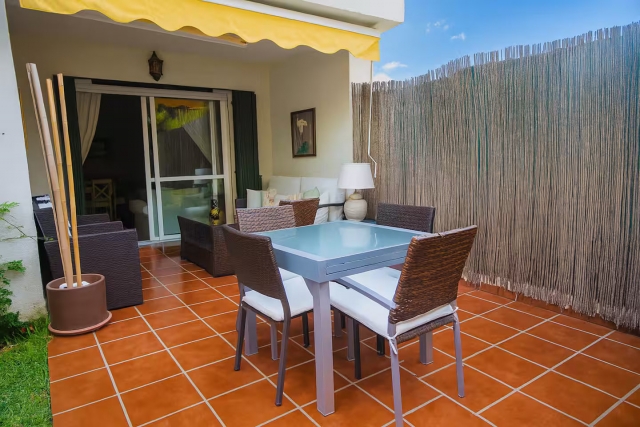 Amplio porche con su mesa