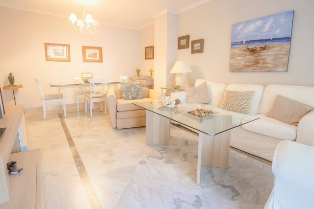 Sala amplia con sillones