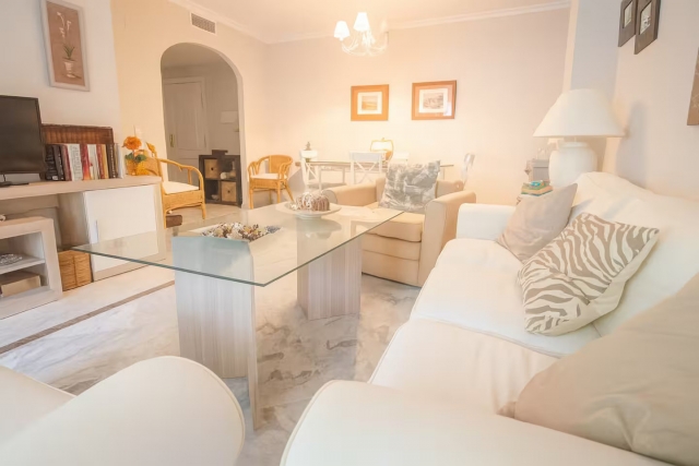 Sala de estar con mesa 