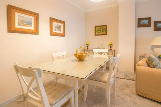 Sala de estar con mesa 