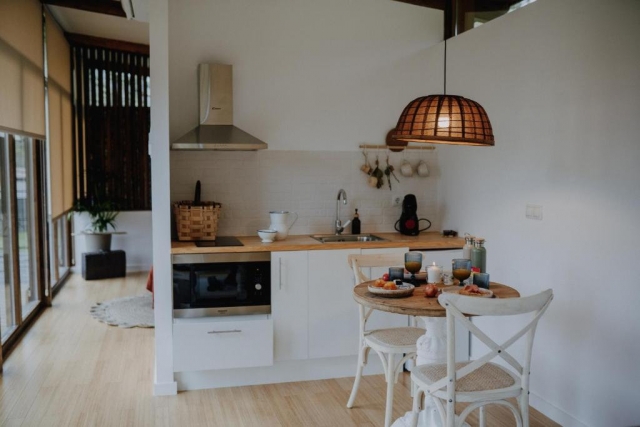 Cocina amplia con mesa 