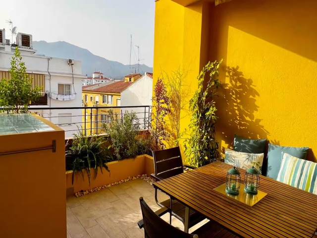 Amplia terraza con mesa 