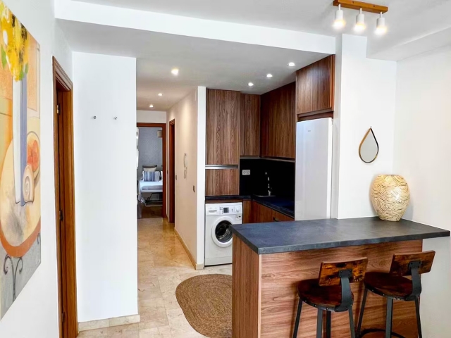 Cocina amplia con barra 