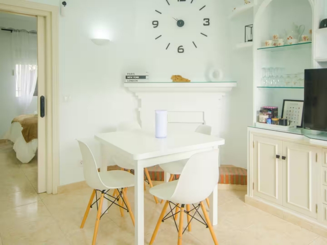 Sala amplia con mesa 