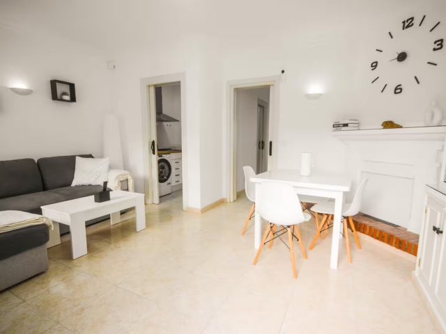 Sala amplia con mesa