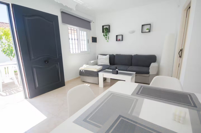 Sala amplia con una mesa