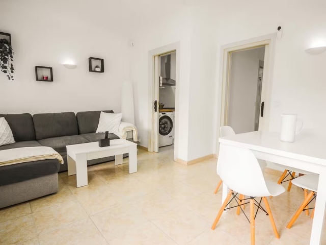 Sala de estar con mesa 