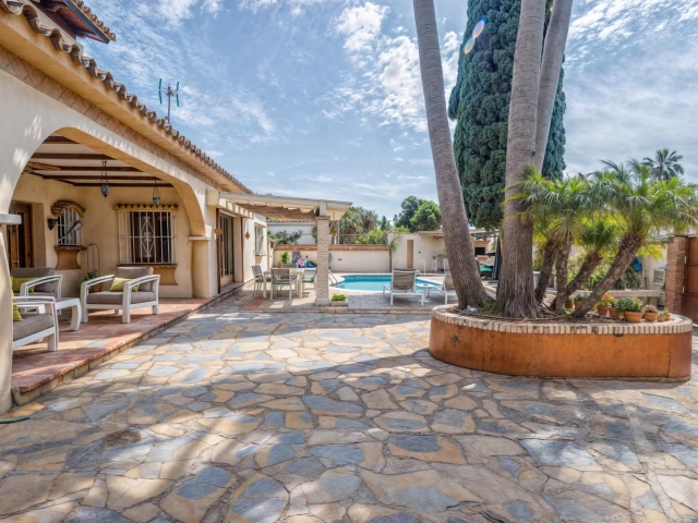 Amplio exterior con porche