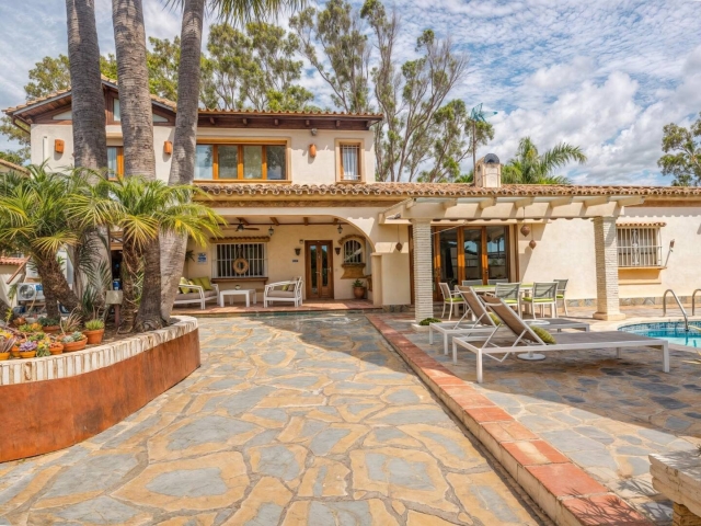 Amplio exterior con porche