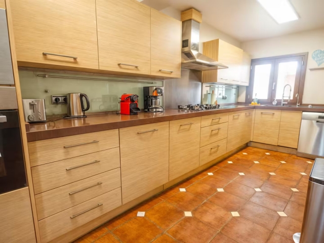 Cocina amplia con encimera