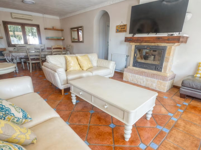 Sala amplia con la chimenea