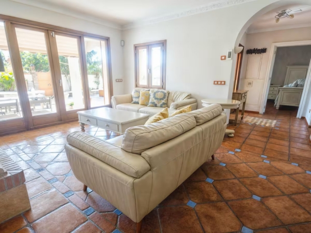 Sala amplia con vistas