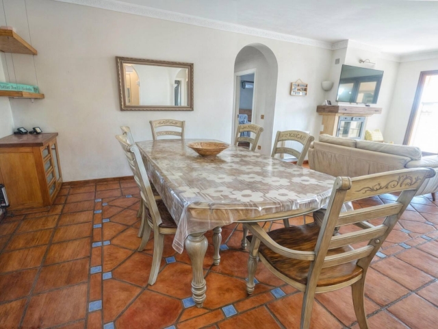 Sala amplia y mesa grande