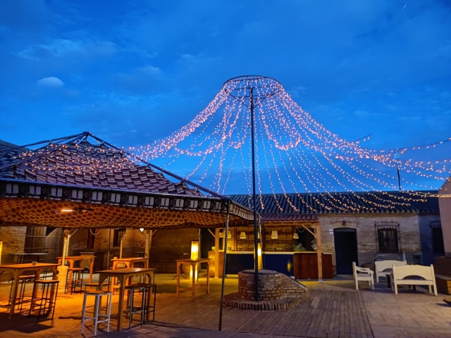 Amplio exterior con mesas 