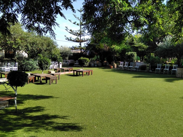 Amplios jardines con mesas