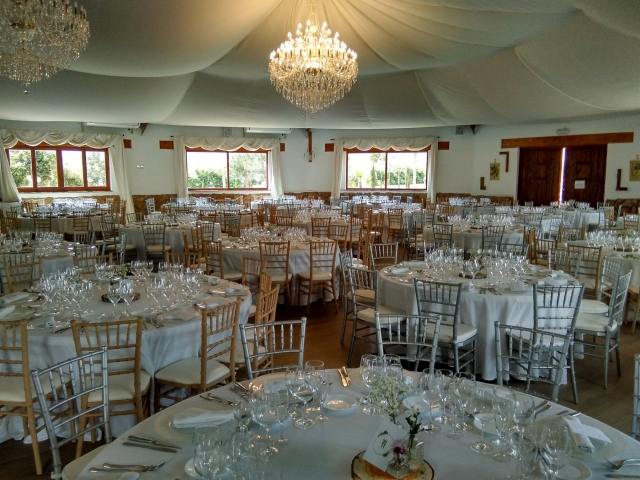 Comedor interior con carpa