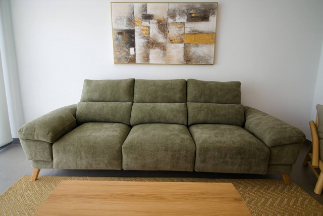 Sala amplia con un sofa
