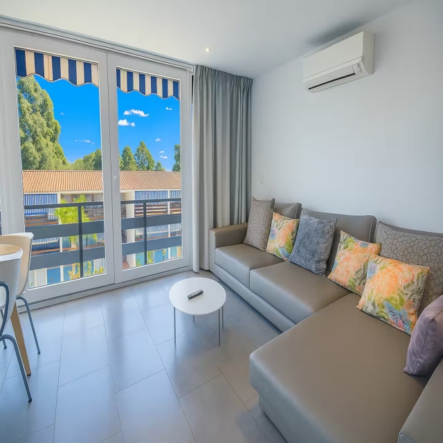 Sala amplia con vistas