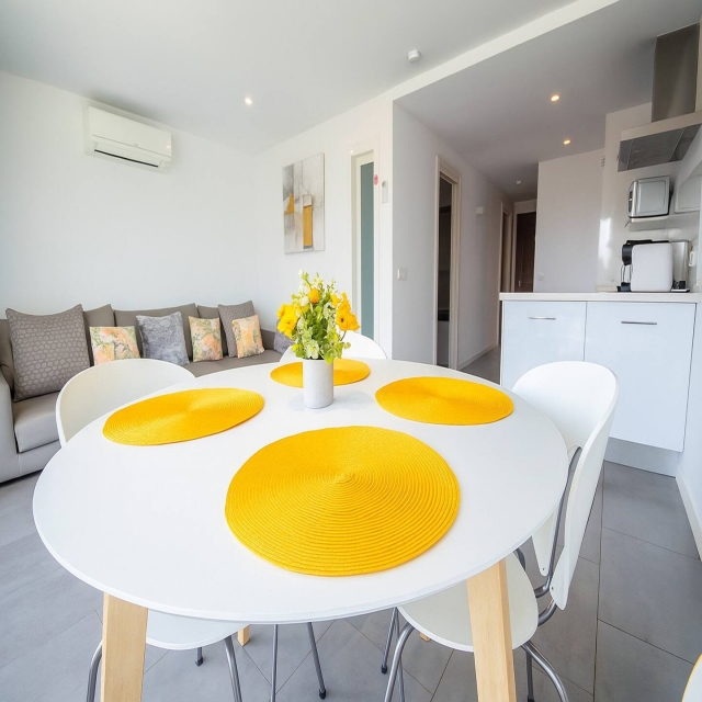 Sala amplia con mesa 