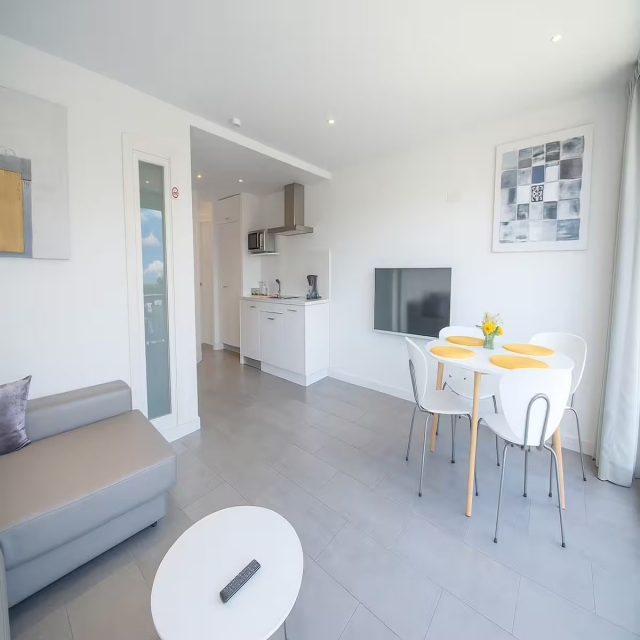 Sala de estar con mesa 