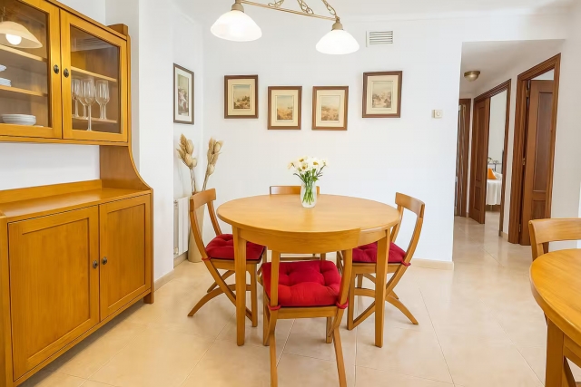 Sala amplia con mesa